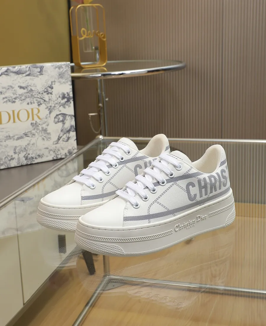 👟👟Ex-factory price 440👟👟 DIOR Dior's new thick-soled sports white shoes, electro-embroidered fabric, embroidered letters, breathable mesh lining, sheepskin for foot pads, lightweight outsole. Size: 35-40 (41 customized)